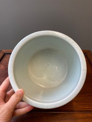 Een grote Chinese blauw-witte penselenbeker met een fijn berglandschap, 18e eeuw — foto 7