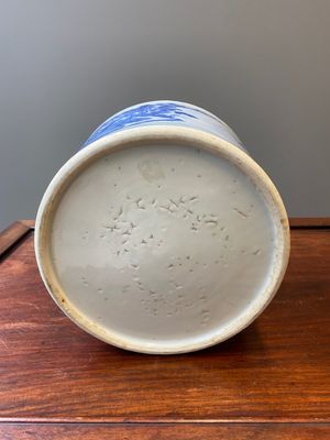 Een grote Chinese blauw-witte penselenbeker met een fijn berglandschap, 18e eeuw — foto 8