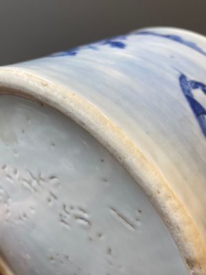 Een grote Chinese blauw-witte penselenbeker met een fijn berglandschap, 18e eeuw — foto 10