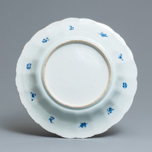 Een grote Chinese blauw-witte plooischotel met vissen, Kangxi — foto 2