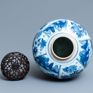 Een grote Chinese blauw-witte pot met houten deksel, Kangxi — foto 6