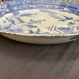 Een grote Chinese blauw-witte 'Romance of the Western chamber' schotel, Qianlong — foto 10