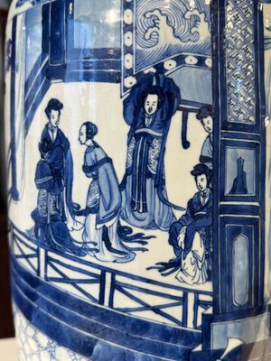 Een grote Chinese blauw-witte rouleauvaas met 'Guo Ziyi 郭子儀拜壽' decor, Kangxi — foto 12