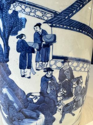 Een grote Chinese blauw-witte rouleauvaas met 'Guo Ziyi 郭子儀拜壽' decor, Kangxi — foto 14