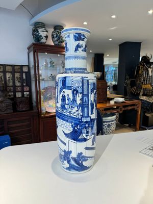 Een grote Chinese blauw-witte rouleauvaas met 'Guo Ziyi 郭子儀拜壽' decor, Kangxi — foto 2