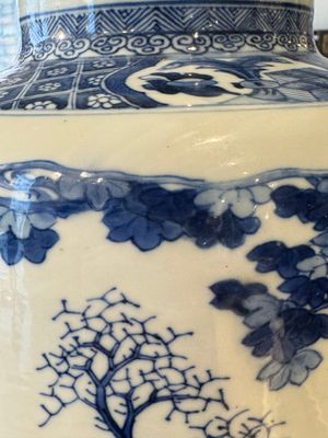 Een grote Chinese blauw-witte rouleauvaas met 'Guo Ziyi 郭子儀拜壽' decor, Kangxi — foto 26