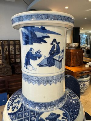 Een grote Chinese blauw-witte rouleauvaas met 'Guo Ziyi 郭子儀拜壽' decor, Kangxi — foto 7