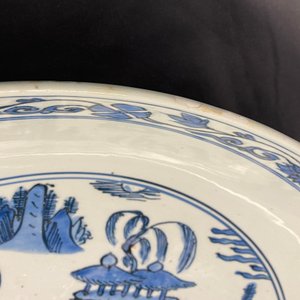 Een grote Chinese blauw-witte schotel met een landschap met pagode, Jiajing — foto 15