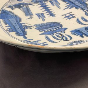 Een grote Chinese blauw-witte schotel met een landschap met pagode, Jiajing — foto 16