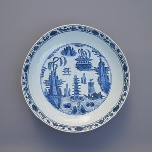 Een grote Chinese blauw-witte schotel met een landschap met pagode, Jiajing — foto 3