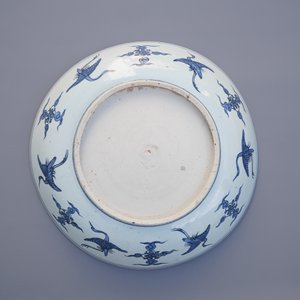 Een grote Chinese blauw-witte schotel met een landschap met pagode, Jiajing — foto 4