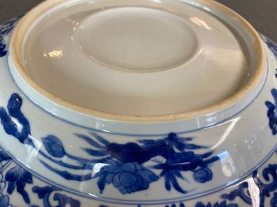 Een grote Chinese blauw-witte schotel met gebombeerd centraal medaillon, Kangxi — foto 3