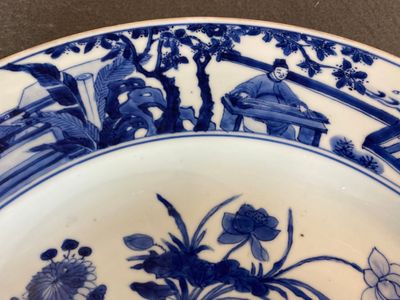 Een grote Chinese blauw-witte schotel met gebombeerd centraal medaillon, Kangxi — foto 8