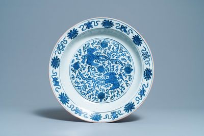 Een grote Chinese blauw-witte schotel met twee feniksen, Jiajing