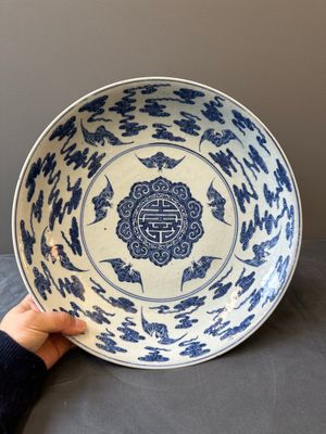 Een grote Chinese blauw-witte schotel met vleermuizen en 'shou' decor, 19e eeuw — foto 1
