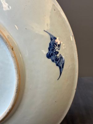 Een grote Chinese blauw-witte schotel met vleermuizen en 'shou' decor, 19e eeuw — foto 8
