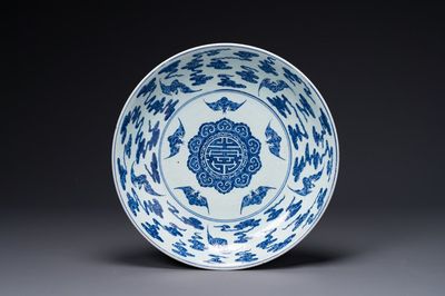 Een grote Chinese blauw-witte schotel met vleermuizen en 'shou' decor, 19e eeuw