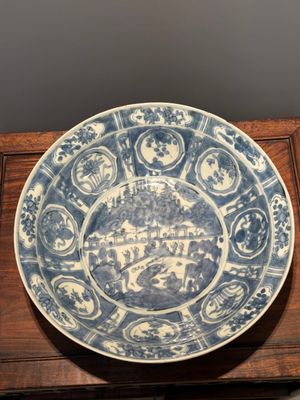 Een grote Chinese blauw-witte Swatow schotel met een langoest en een karper bij een vissersdorp, Ming — foto 2