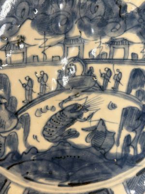 Een grote Chinese blauw-witte Swatow schotel met een langoest en een karper bij een vissersdorp, Ming — foto 4