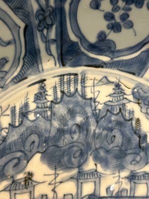 Een grote Chinese blauw-witte Swatow schotel met een langoest en een karper bij een vissersdorp, Ming — foto 7