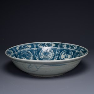 Een grote Chinese blauw-witte Swatow schotel met een langoest en een karper bij een vissersdorp, Ming — foto 2