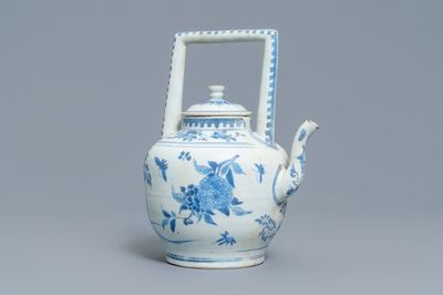 Een grote Chinese blauw-witte theepot met insecten bij bloesems, Hatcher cargo scheepswrak, Transitie periode