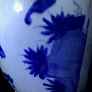Een grote Chinese blauw-witte vaas met figuratief decor, Transitie periode — foto 12