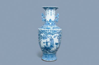 Een grote Chinese blauw-witte vaas met figuratieve medaillons, 20e eeuw