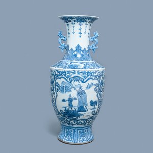 Een grote Chinese blauw-witte vaas met figuratieve medaillons, 20e eeuw — foto 1
