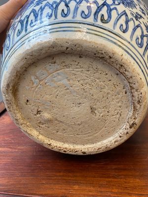 Een grote Chinese blauw-witte vaas met lotusslingers, Ming — foto 12