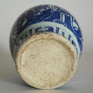 Een grote Chinese blauw-witte vaas, Ming, Wanli — foto 13
