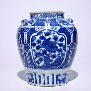 Een grote Chinese blauw-witte vaas, Ming, Wanli — foto 3