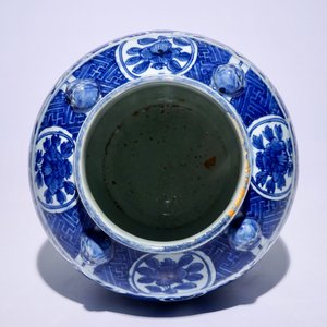 Een grote Chinese blauw-witte vaas, Ming, Wanli — foto 5