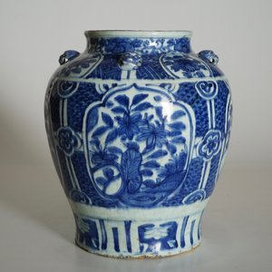 Een grote Chinese blauw-witte vaas, Ming, Wanli — foto 7