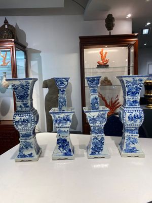 Een grote Chinese blauw-witte vijfdelige altaargarnituur, 19e eeuw — foto 1