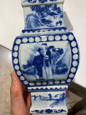 Een grote Chinese blauw-witte vijfdelige altaargarnituur, 19e eeuw — foto 14
