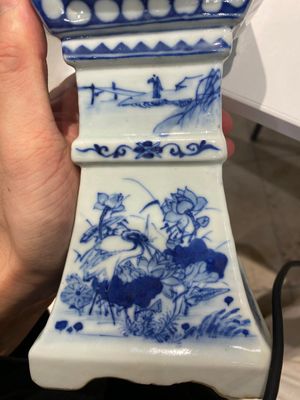 Een grote Chinese blauw-witte vijfdelige altaargarnituur, 19e eeuw — foto 15