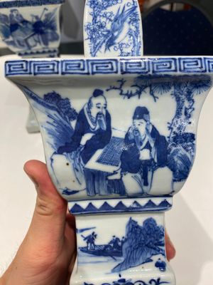 Een grote Chinese blauw-witte vijfdelige altaargarnituur, 19e eeuw — foto 17