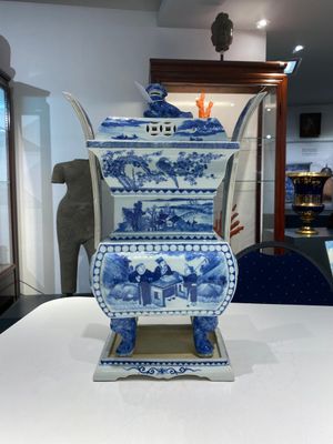 Een grote Chinese blauw-witte vijfdelige altaargarnituur, 19e eeuw — foto 24