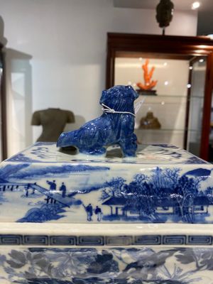 Een grote Chinese blauw-witte vijfdelige altaargarnituur, 19e eeuw — foto 27
