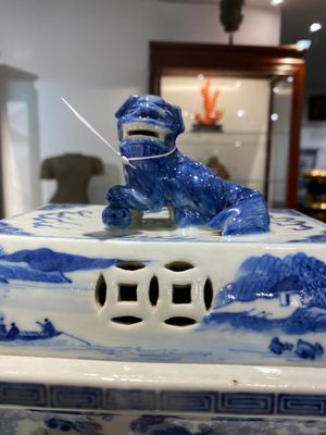 Een grote Chinese blauw-witte vijfdelige altaargarnituur, 19e eeuw — foto 28