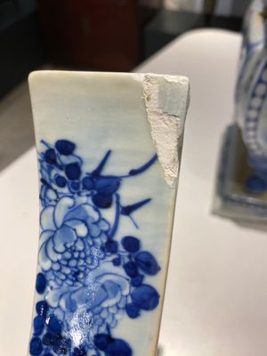 Een grote Chinese blauw-witte vijfdelige altaargarnituur, 19e eeuw — foto 32