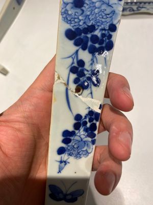 Een grote Chinese blauw-witte vijfdelige altaargarnituur, 19e eeuw — foto 34