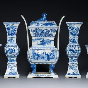Een grote Chinese blauw-witte vijfdelige altaargarnituur, 19e eeuw — foto 2