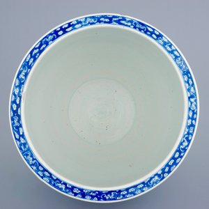 Een grote Chinese blauw-witte viskom met een zicht op Canton, 19e eeuw — foto 5