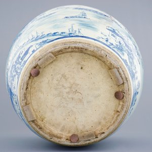 Een grote Chinese blauw-witte viskom met een zicht op Canton, 19e eeuw — foto 6