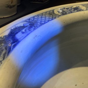 Een grote Chinese blauw-witte viskom met landschapsdecor, Qianlong — foto 15