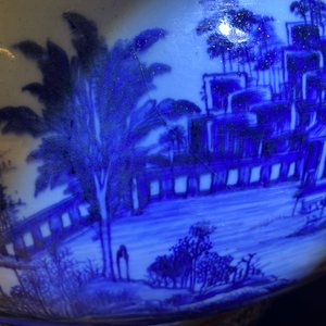 Een grote Chinese blauw-witte viskom met landschapsdecor, Qianlong — foto 17