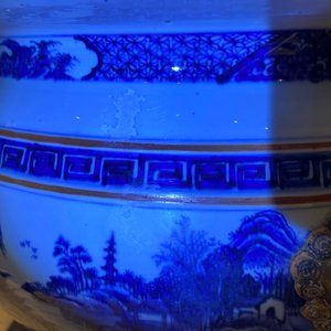 Een grote Chinese blauw-witte viskom met landschapsdecor, Qianlong — foto 19