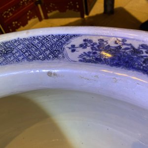Een grote Chinese blauw-witte viskom met landschapsdecor, Qianlong — foto 22